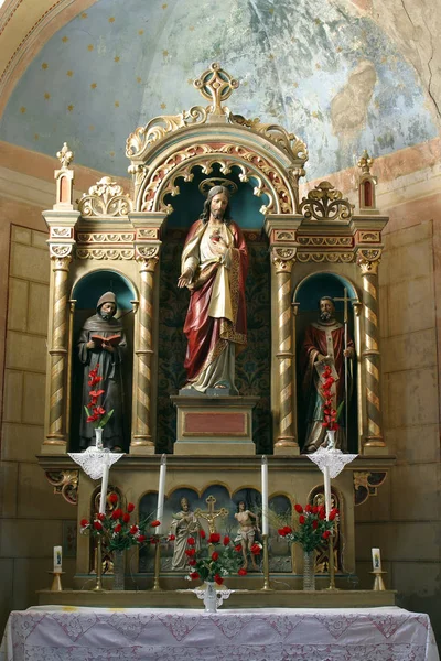 Heilig hart van Jezus altaar in parochie kerk van Saint Roch in Kratecko, Kroatië — Stockfoto