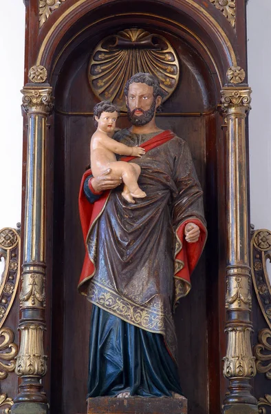 Сен-Жозеф холдингу немовляти Ісуса — стокове фото