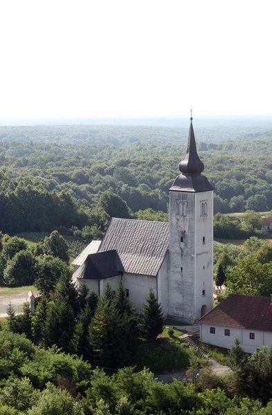 Farní kostel svatého Martina v Pisarovinska Jamnica, Chorvatsko — Stock fotografie