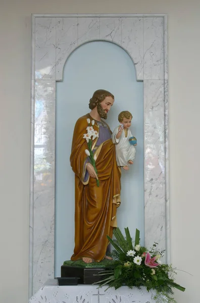 São José segurando o bebê Jesus — Fotografia de Stock