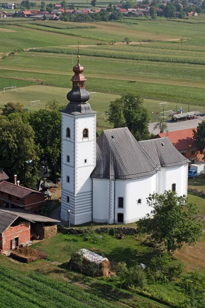 Församlingskyrkan Saint Maria Magdalena kyrka i Donja Kupcina, Kroatien — Stockfoto