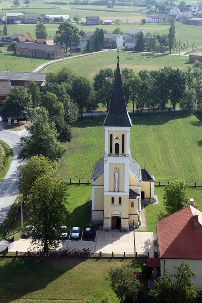 Iglesia parroquial de San José en Sisljavic, Croacia — Foto de Stock