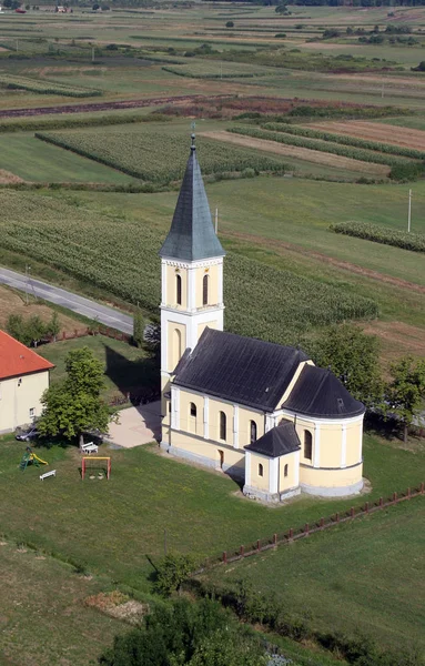 Kościół parafialny Świętego Józefa w Sisljavic, Chorwacja — Zdjęcie stockowe