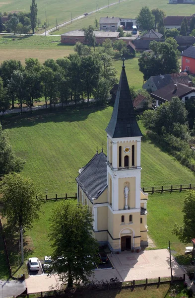 Farní kostel svatého Josefa v Sisljavic, Chorvatsko — Stock fotografie