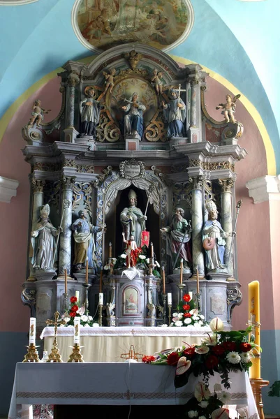 Altar mayor en la parroquia Iglesia de San Martín en Pisarovinska Jamnica, Croacia —  Fotos de Stock