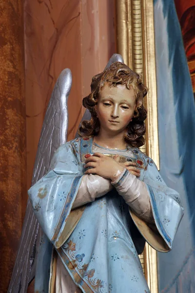 Angel statue on the altar in Parish Church of Saint Martin in Martinska Ves, Croatia — Stock Photo, Image