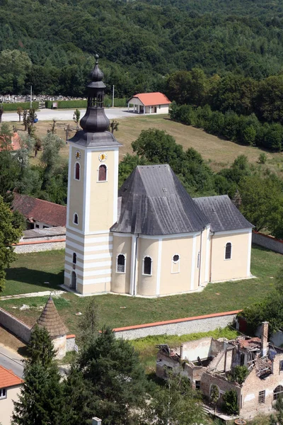 Парафії церкви Успіння Богородиці у Pokupsko, Хорватія — стокове фото