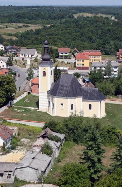 Parochie kerk van de Hemelvaart van de Maagd Maria in Pokupsko, Kroatië — Stockfoto