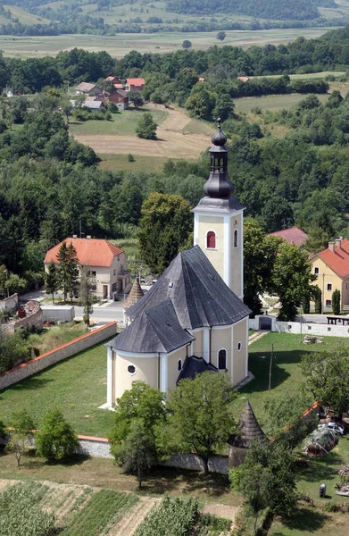 Parish Church av antagandet av Jungfru Maria i Pokupsko, Kroatien — Stockfoto