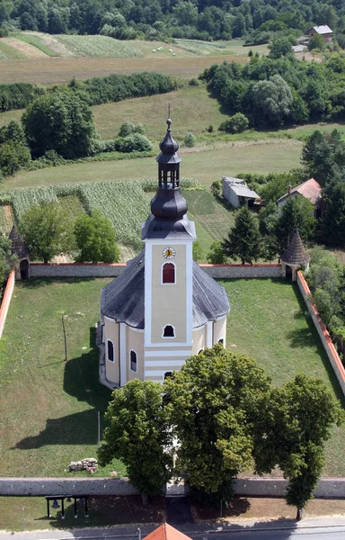 Pfarrkirche Mariä Himmelfahrt in Pokupsko, Kroatien — Stockfoto