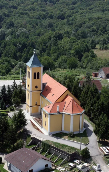 Plébánia templom a Szent Kereszt Kravarsko, Horvátország — Stock Fotó