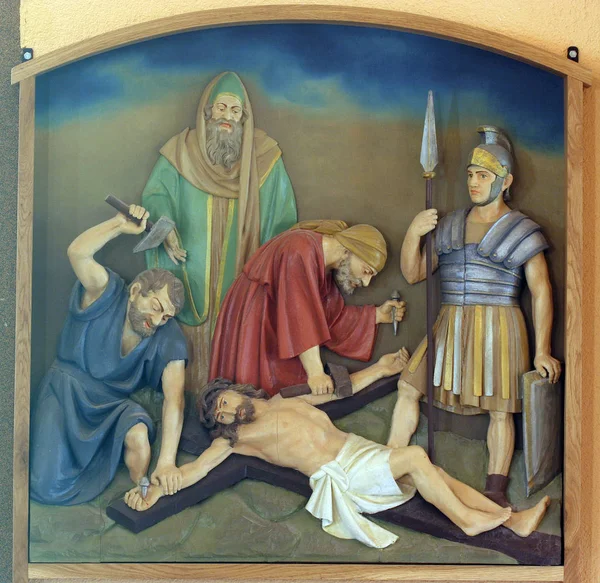 第 11 站的十字架，十字架上钉死: 耶稣被钉在十字架上 — 图库照片