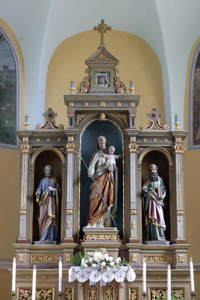 主圣坛在教区教堂的圣约瑟夫 Sisljavic，克罗地亚 — 图库照片