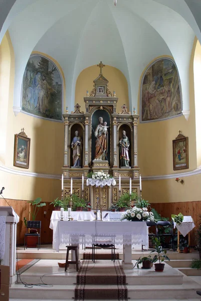 Altar in the Parish Church of Saint Joseph in Sisljavic, Croatia — Stock Photo, Image