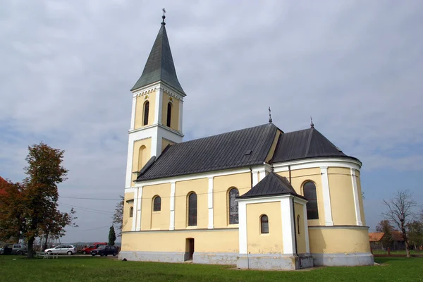 Församlingkyrkan av Saint Joseph i Sisljavic, Kroatien — Stockfoto