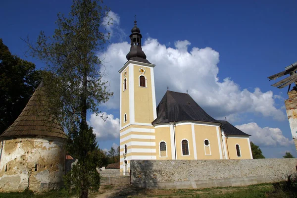 Eglise paroissiale de l'Assomption de la Vierge Marie à Pokupsko, Croatie — Photo