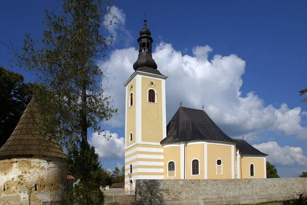 Parafialny Kościół Wniebowzięcia Najświętszej Panny Marii w Pokupsko, Chorwacja — Zdjęcie stockowe