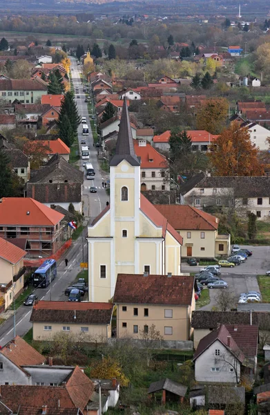 Hrvatska Dubica, 크로아티아에서 교구 교회의 거룩한 삼위일체 — 스톡 사진