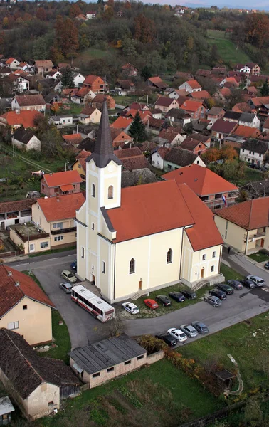 Farní kostel Nejsvětější Trojice v Hrvatska Dubica, Chorvatsko — Stock fotografie