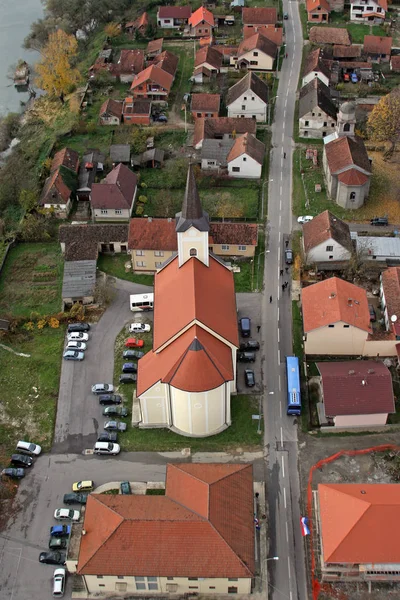 Pfarrkirche der Heiligen Dreifaltigkeit in hrvatska dubica, Kroatien — Stockfoto