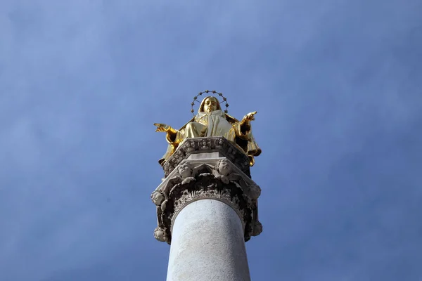 Statua dorata della Vergine Maria, Cattedrale di Zagabria, Croazia — Foto Stock