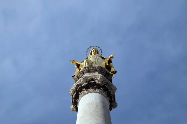 Statua dorata della Vergine Maria — Foto Stock