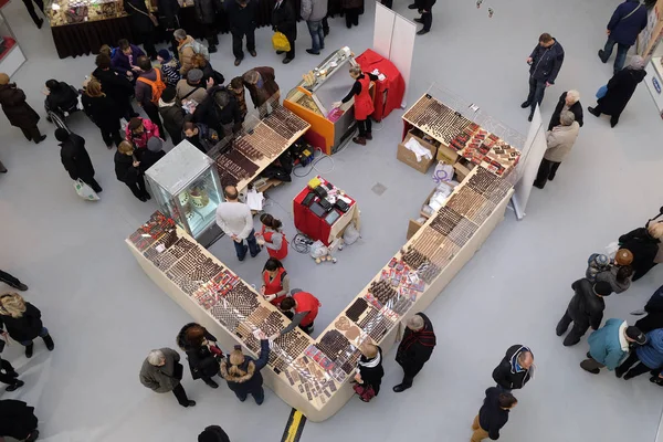 La gente fa un giro e acquista prodotti di cioccolato alla Fiera del cioccolato di Zagabria — Foto Stock