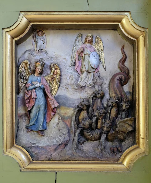 Archangel Michael protector of apocalyptic woman — Stock Photo, Image