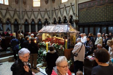 Zagreb Katedrali, Zagreb, Hırvatistan üzerinde 14 Nisan 2016 yılında mübarek Aloysius Stepinac kalıntıları bakmanın tapanların toplamak.