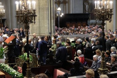 Zagreb Katedrali, Zagreb, Hırvatistan üzerinde 14 Nisan 2016 yılında St. Leopold Mandic kalıntıları bakmanın tapanların toplamak.
