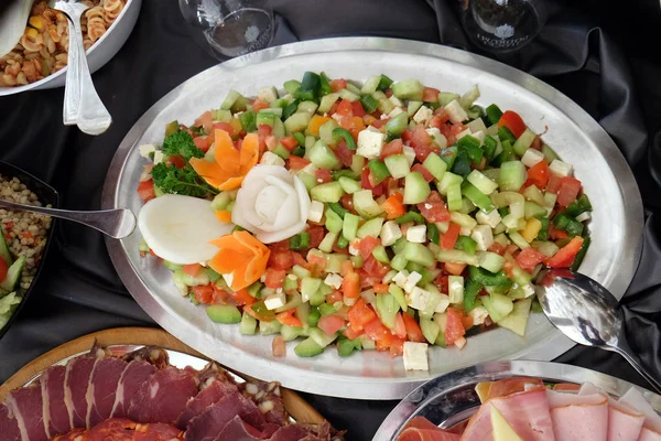 Klassischer Kroatischer Teller Mit Feinem Salat Mit Käse Pfeffer Gurken — Stockfoto