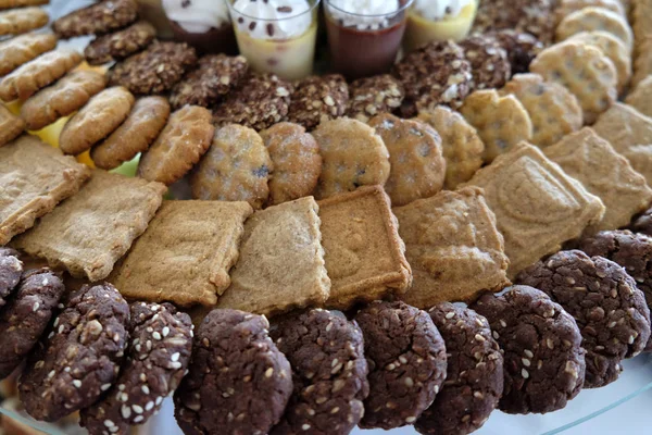 Biscoitos mistos em uma chapa — Fotografia de Stock