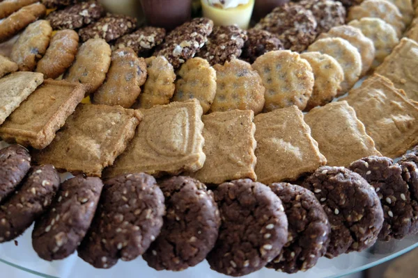 Biscuits mélangés sur une assiette — Photo