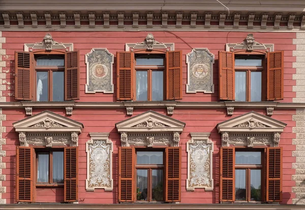 Casa antigua decorada ventanas de fachada en el casco antiguo. Maribor. —  Fotos de Stock