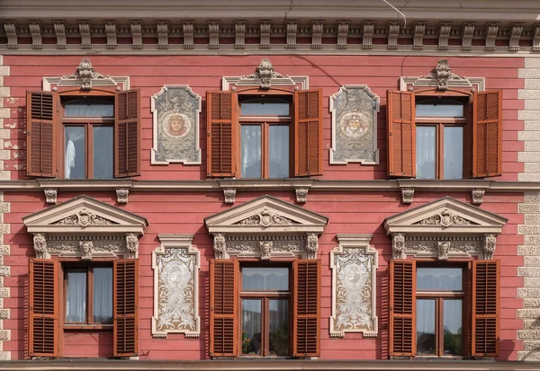 Vieille maison décorée façade fenêtres dans la vieille ville. Maribor — Photo