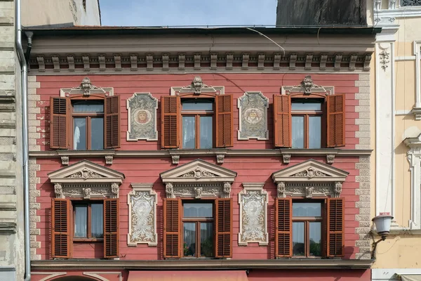 Vieille maison décorée façade fenêtres dans la vieille ville. Maribor — Photo