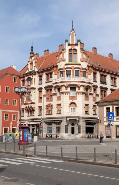 Ludwig Hof, esquina de la calle Postna y la plaza principal en Maribor — Foto de Stock