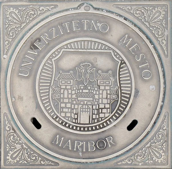 Cubierta de escotilla con el escudo de armas de Maribor —  Fotos de Stock