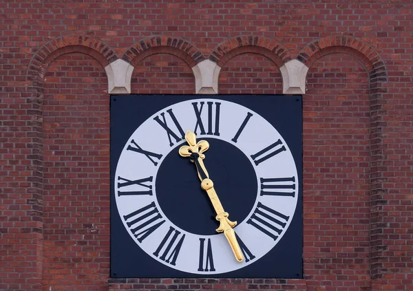 L'horloge sur la tour de l'église Sainte-Marie-Mère de la Miséricorde à Maribor — Photo