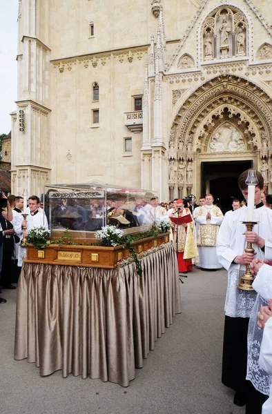 Arrival Body Leopold Mandic Zagreb Cathedral Croatia April 2016 — Stock Photo, Image