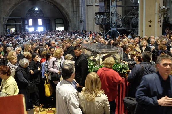 Los adoradores se reúnen para ver las reliquias de San Leopoldo Mandic en la catedral de Zagreb, Zagreb, Croacia — Foto de Stock