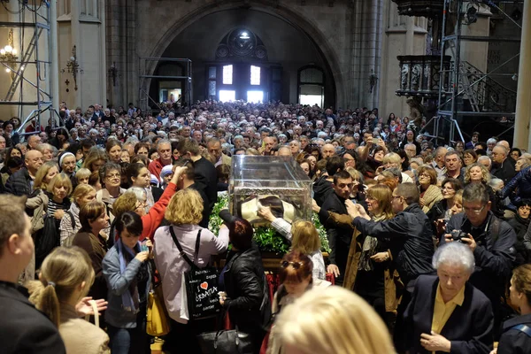 Worshippers gather to look at the relics of St. Leopold Mandic in Zagreb cathedral, Zagreb, Croatia — Stock Photo, Image