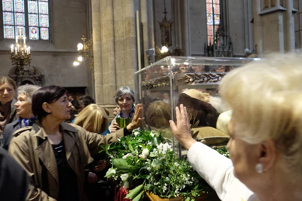 Os adoradores se reúnem para olhar para as relíquias de São Leopoldo Mandic na catedral de Zagreb, Zagreb, Croácia — Fotografia de Stock