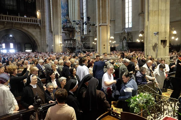 Worshippers gather to look at the relics of St. Leopold Mandic in Zagreb cathedral, Zagreb, Croatia — Stock Photo, Image