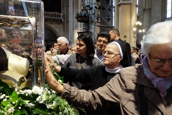 Os adoradores se reúnem para olhar para as relíquias de São Leopoldo Mandic na catedral de Zagreb, Zagreb, Croácia — Fotografia de Stock