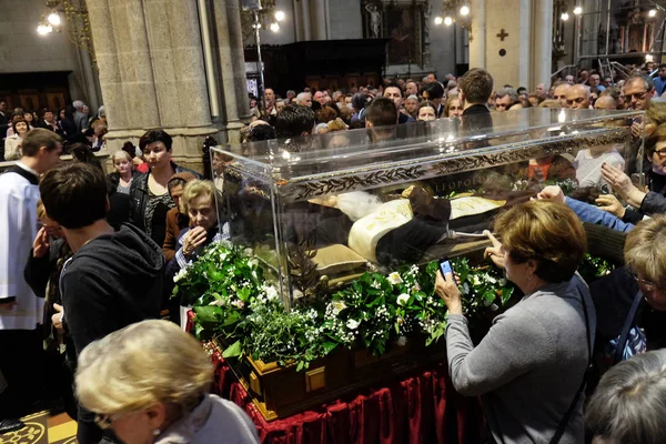 Los adoradores se reúnen para ver las reliquias de San Leopoldo Mandic en la catedral de Zagreb, Zagreb, Croacia — Foto de Stock