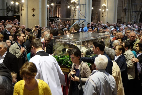 Os adoradores se reúnem para olhar para as relíquias de São Leopoldo Mandic na catedral de Zagreb, Zagreb, Croácia — Fotografia de Stock