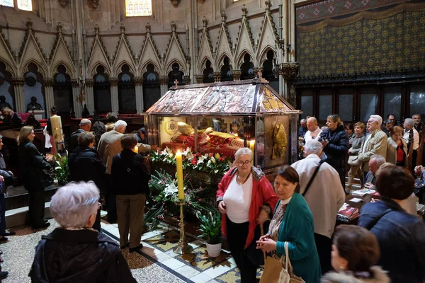 Os adoradores se reúnem para olhar para as relíquias do Beato Aloysius Stepinac na catedral de Zagreb, Zagreb, Croácia — Fotografia de Stock