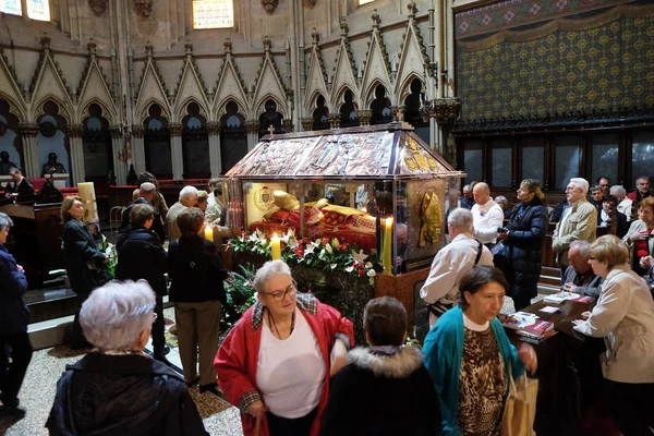 Os adoradores se reúnem para olhar para as relíquias do Beato Aloysius Stepinac na catedral de Zagreb, Zagreb, Croácia — Fotografia de Stock