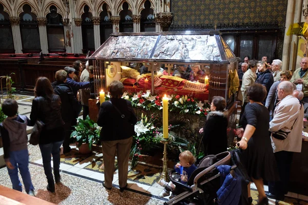 Gelovigen verzamelen om te kijken naar de overblijfselen van de gezegende Aloysius Stepinac in de kathedraal van Zagreb, Zagreb, Kroatië — Stockfoto